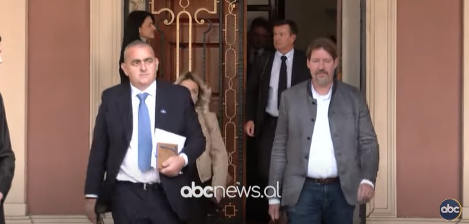 Φρέντης Μπελέρης: «Σκηνοθετημένη» η επίθεση σε βάρος μου στα Τίρανα (VIDEO)