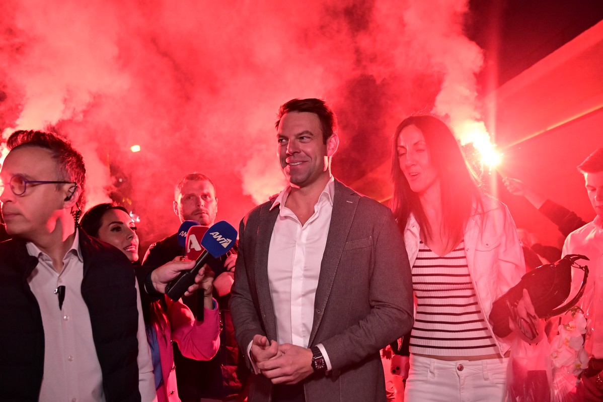 Με καπνογόνα και συνθήματα υποδέχθηκαν τον Κασσελάκη στα εγκαίνια των νέων του γραφείων (ΦΩΤΟ-VIDEO)