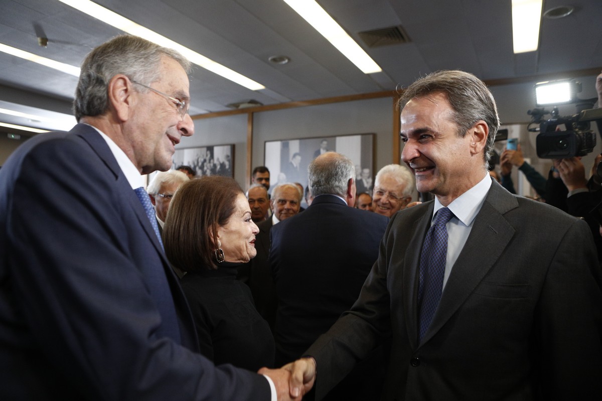 Η χειραψία Μητσοτάκη με Σαμαρά – Καραμανλή (ΦΩΤΟ-VIDEO)