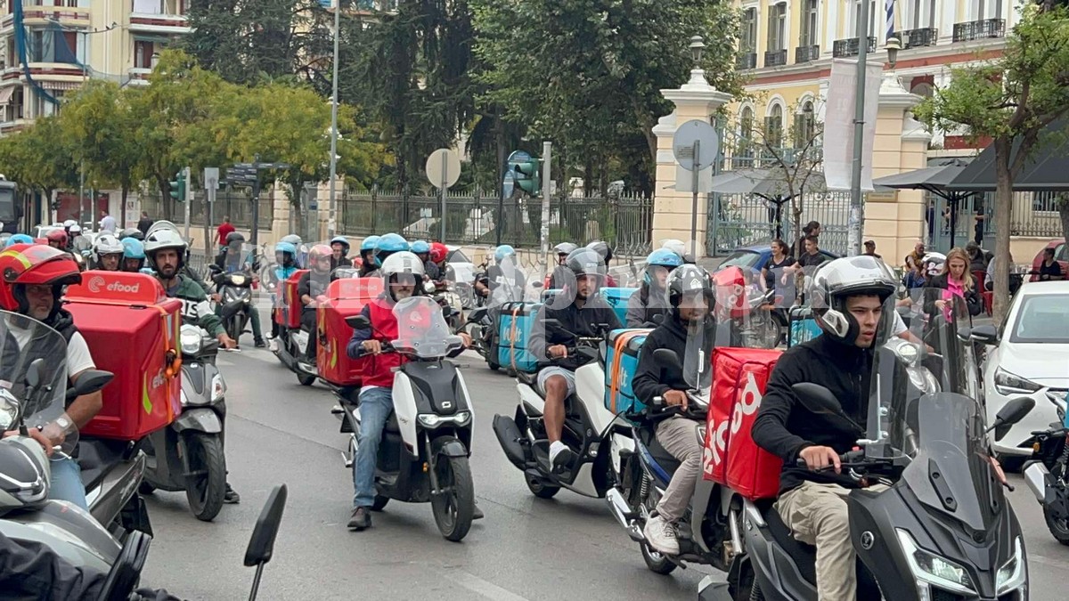 «Ένας νεκρός συνάδελφος ανά μήνα» – Δύο μοτοπορείες διανομέων στη Θεσσαλονίκη (ΦΩΤΟ-VIDEO)