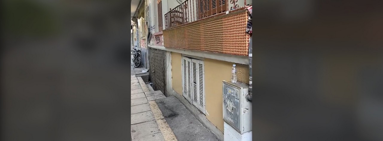 «Έντυσε» το μπαλκόνι του σπιτιού στη Θεσσαλονίκη με… καπάκια μπύρας (VIDEO)