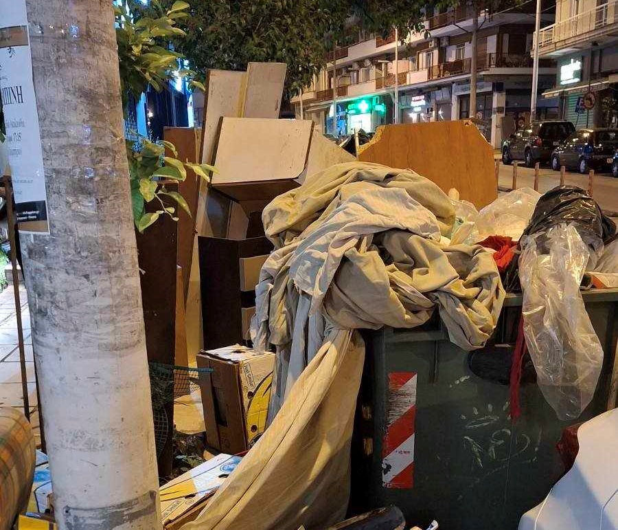 Δήμος Θεσσαλονίκης: Σήμερα η μήνυση σε βάρος δημότη που μετέτρεψε σε χωματερή το πεζοδρόμιο