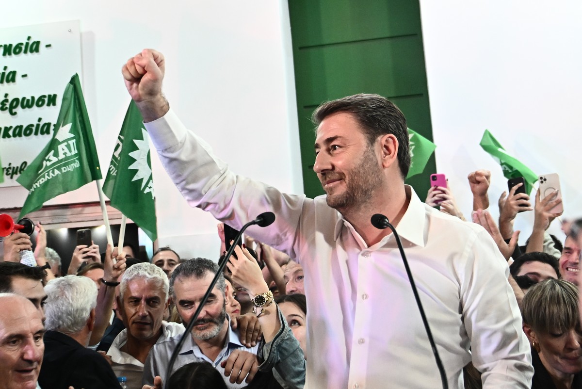 «Θα κάνω ό,τι περνά από το χέρι μου για να τελειώσει η παντοκρατορία της ΝΔ» – Θριαμβευτική επανεκλογή Ανδρουλάκη με 59,9% (ΦΩΤΟ+VIDEO)