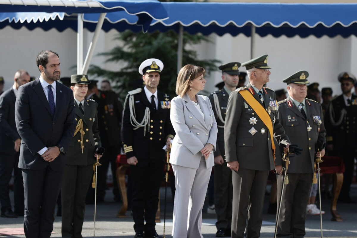 Τα ξίφη στους νέους αξιωματικούς της ΣΣΑΣ επέδωσε η Κατερίνα Σακελλαροπούλου (ΦΩΤΟ)