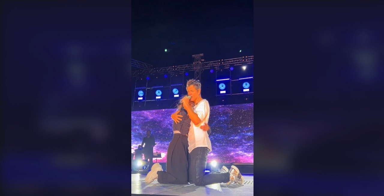 Θαυμάστρια έκανε ερωτική εξομολόγηση στον Σάκη Ρουβά πάνω στη σκηνή (VIDEO)