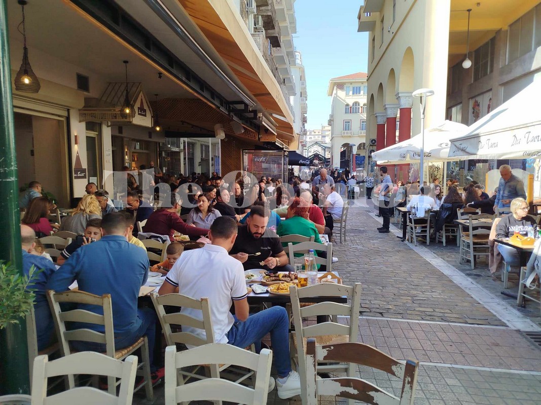 Σε καφέ και ταβέρνες γιορτάζουν τον Πολιούχο τους οι Θεσσαλονικείς (ΦΩΤΟ)