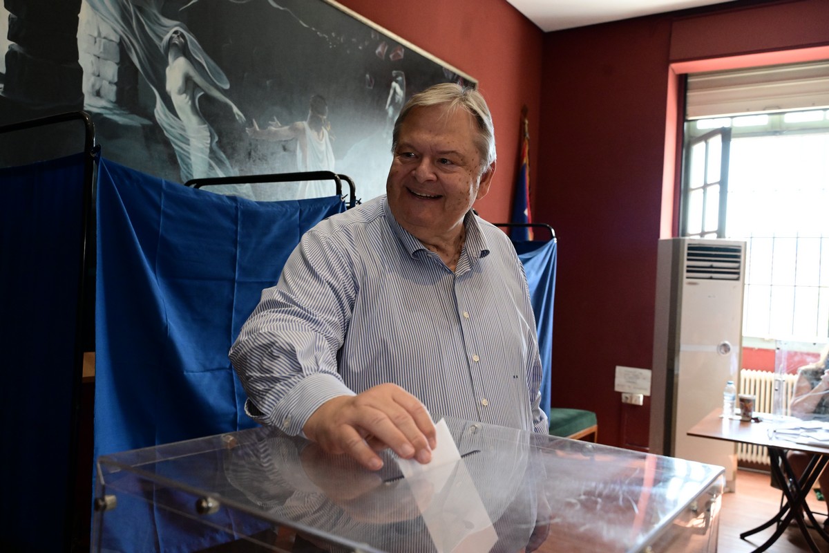 Ψήφισε ο Βενιζέλος – «Το ΠΑΣΟΚ ενωμένο, σοβαρό, υπεύθυνο, πρωτότυπο πρέπει να διατυπώνει πάντα μια προοδευτική πρόταση» (VIDEO)