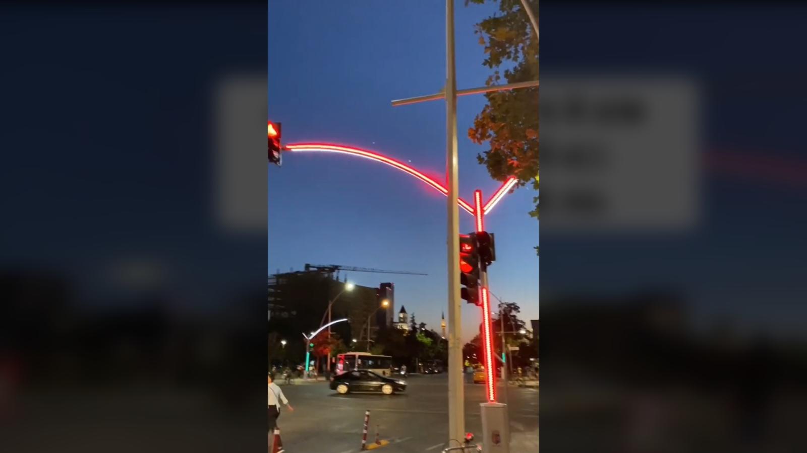 Το… ξεχωριστό φανάρι που έγινε viral – Δείτε γιατί (VIDEO)