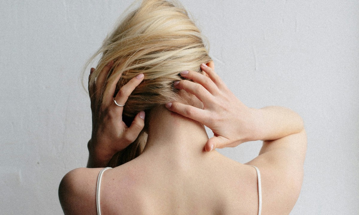 Σχεδόν 4 στους 10 ανθρώπους έχουν ευθειασμό αυχένα – Τι είναι και πώς αντιμετωπίζεται