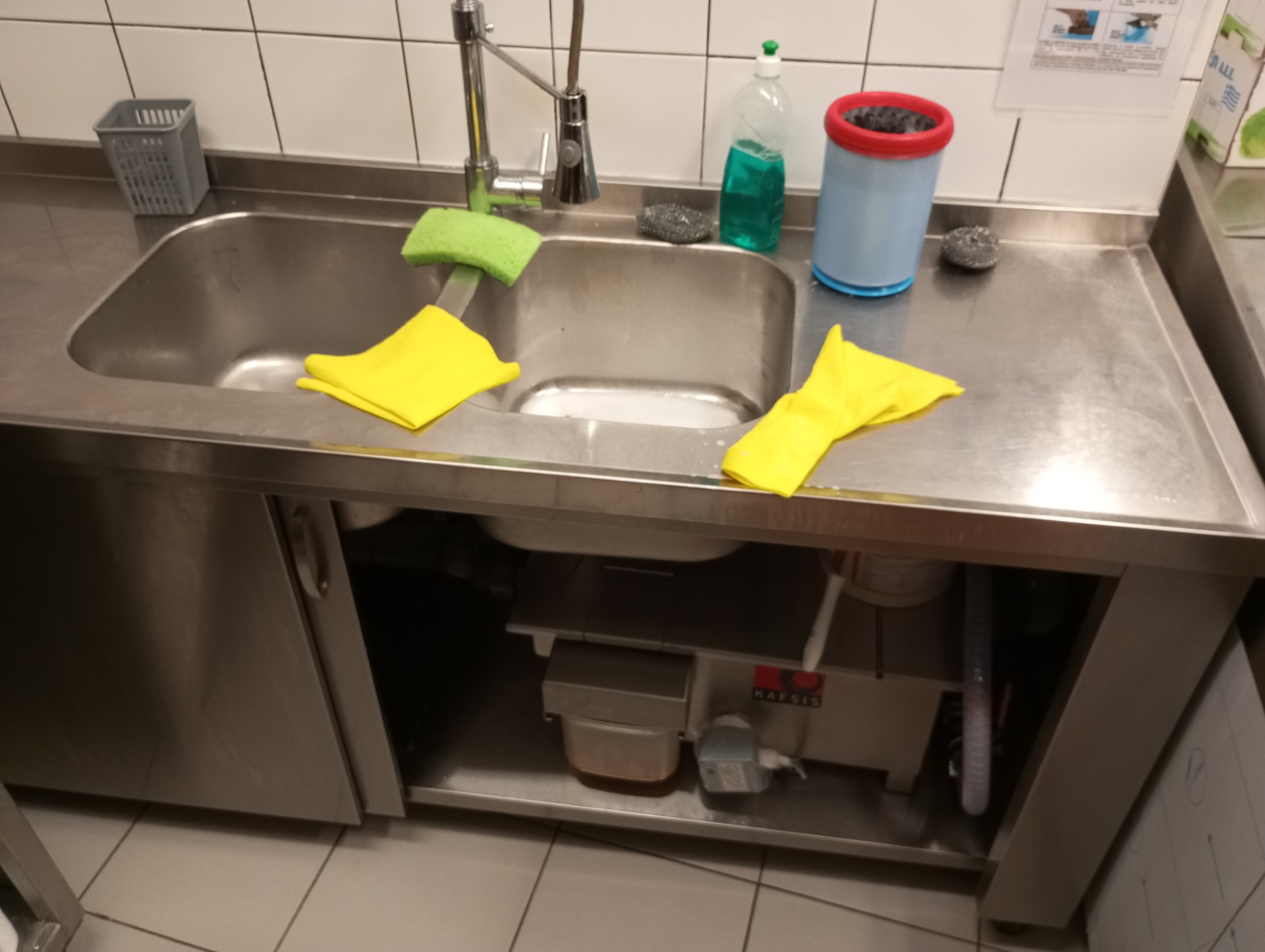 «Αποχέτευση με… λίπη; Να μας λείπει!» – Ένας χρόνος από πρόγραμμα της ΕΥΑΘ για καθαρότερες από λίπη αποχετεύσεις