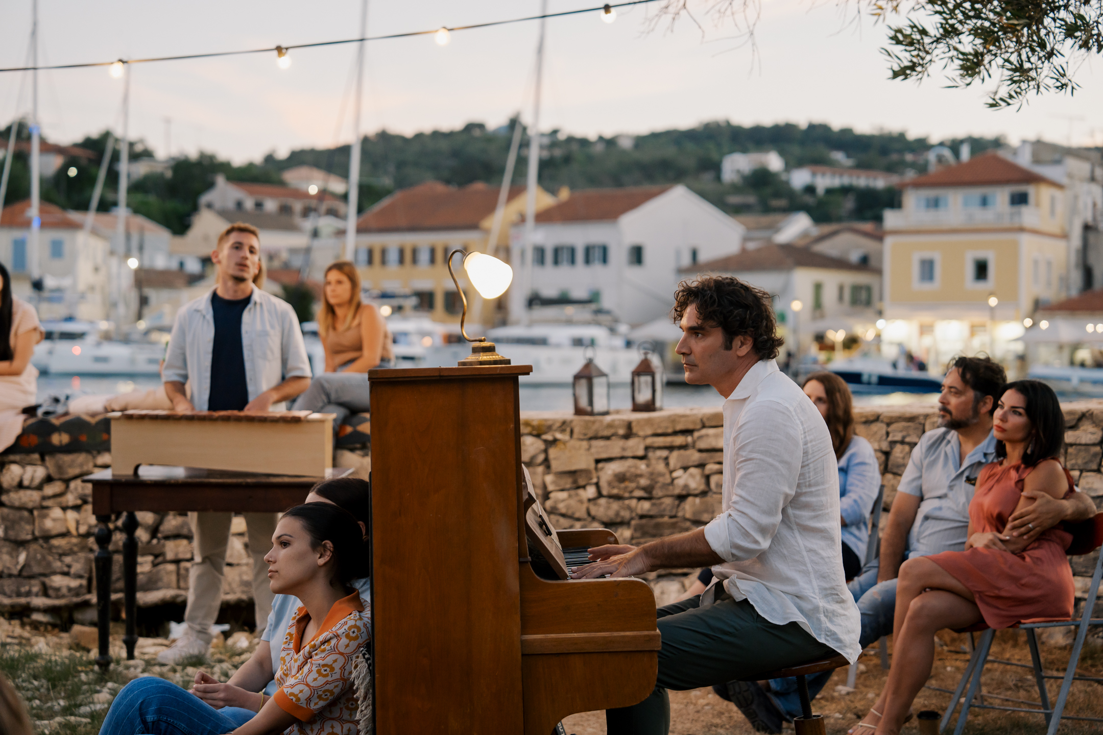 Χριστόφορε Παπακαλιάτη, εμείς ευχαριστούμε (όρθια)