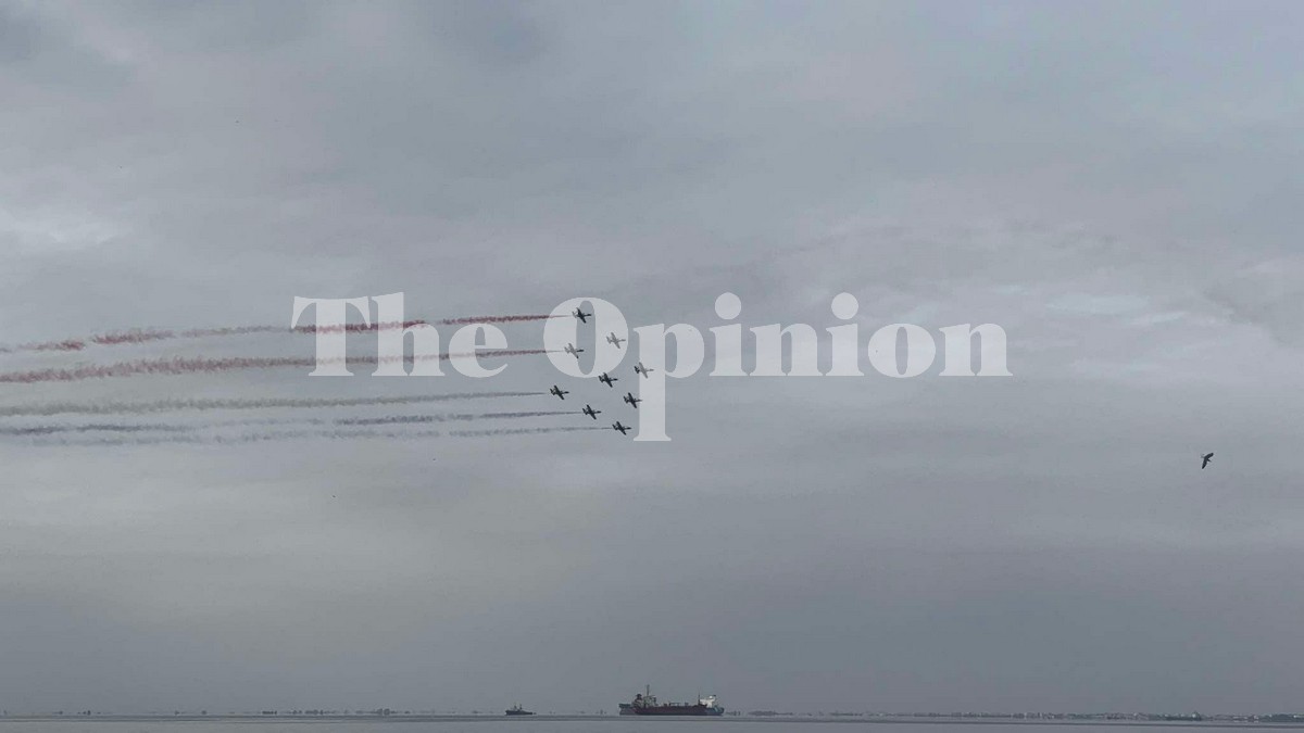 «Πλημμύρισε» η Νέα Παραλία για την επίδειξη της Πολεμικής Αεροπορίας (ΦΩΤΟ+VIDEO)
