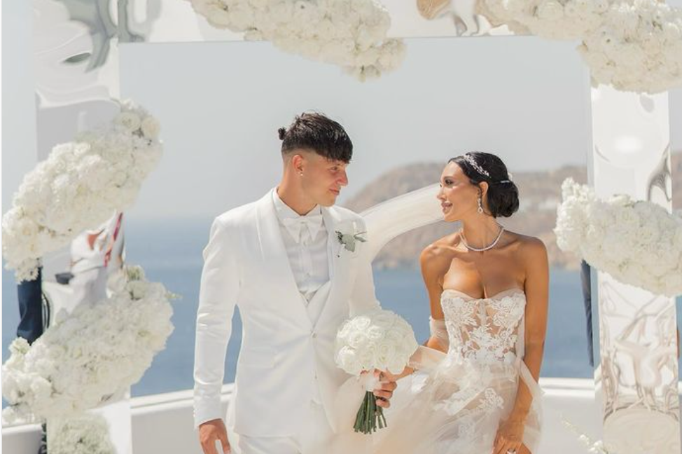 TikToker παντρεύτηκε τον… ετεροθαλή αδερφό της