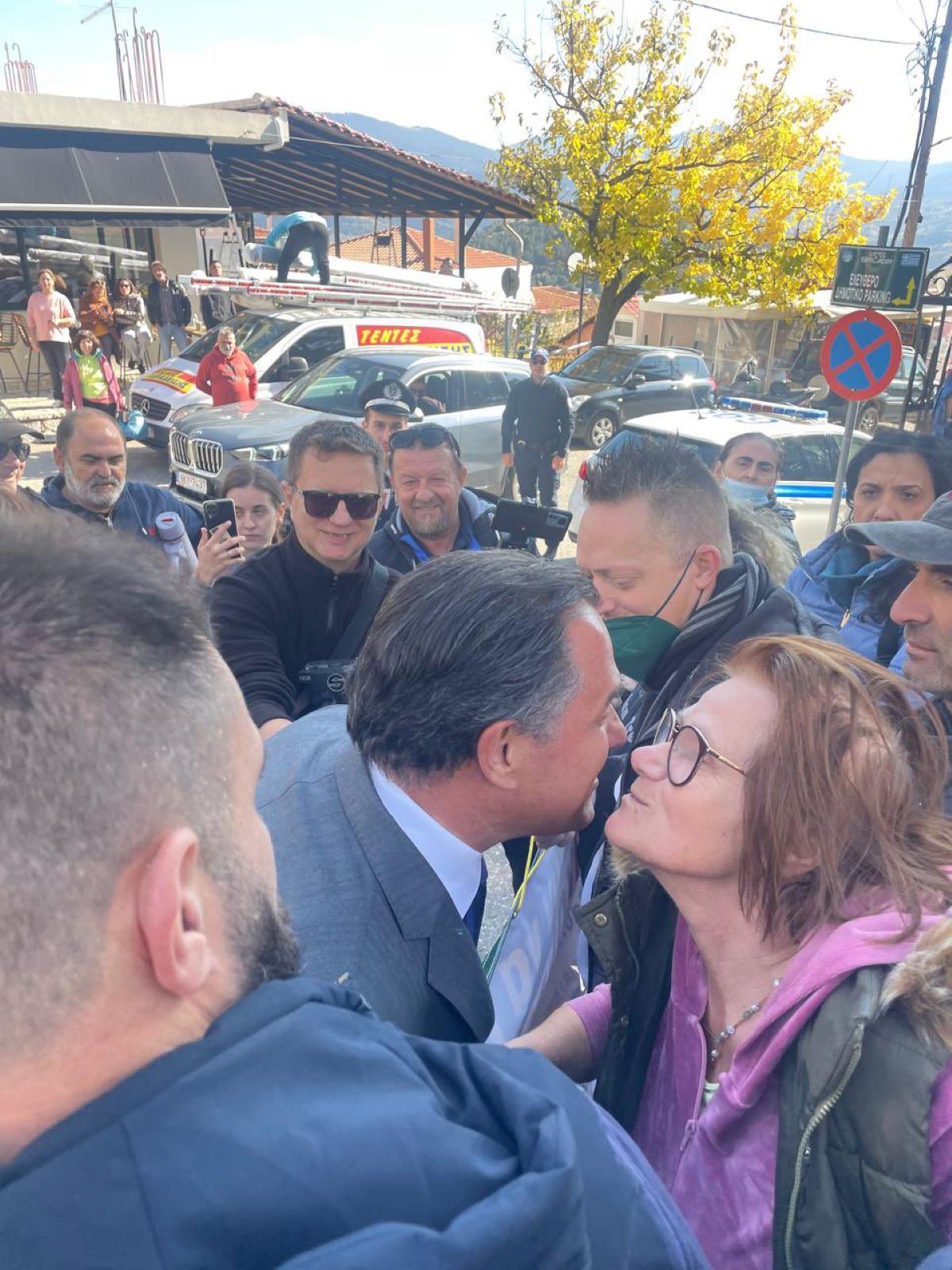 Το ΠΑΜΕ απαντά στον Άδωνι Γεωργιάδη : «Δεν ήταν δική μας η διαδηλώτρια που φίλησε τον Άδωνι