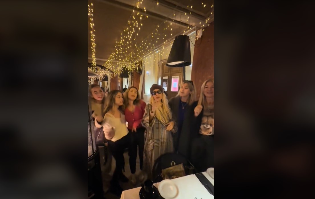 Στη Θεσσαλονίκη η Άννα Βίσση – Viral το βίντεο που τραγουδά με θαυμάστριές της στην Αριστοτέλους (VIDEO)