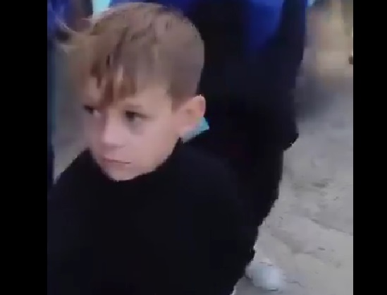 Ανάγκασαν 5χρονο να βγάλει φανέλα της φιλοξενούμενης ομάδας για να μπει στο γήπεδο (ΦΩΤΟ+VIDEO)