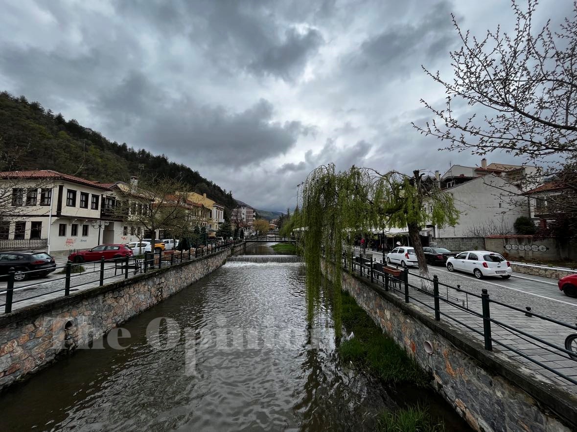 Φλώρινα: Απόψε η φωταγώγηση του Χριστουγεννιάτικου δέντρου – Προπαραμονή των Χριστουγέννων το έθιμο με τις «Φωτιές»