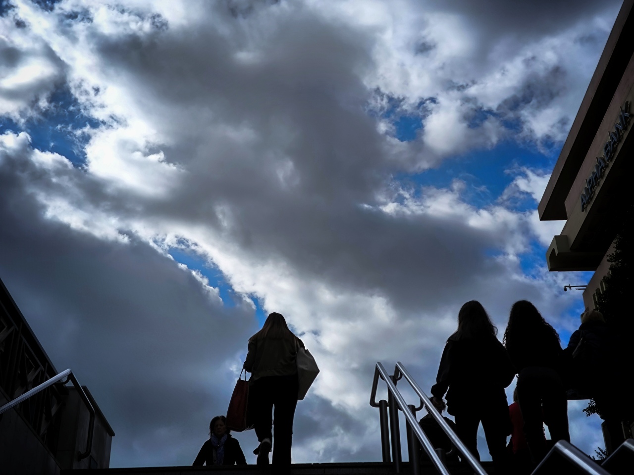 Αλλαγή του σκηνικού του καιρού: Ηλιοφάνεια σήμερα – Πότε επιστρέφουν οι βροχές (VIDEO)