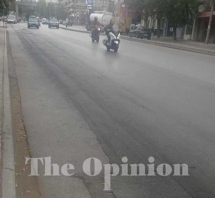 Προσοχή στη Λαγκαδά: Επικίνδυνη φθορά στο οδόστρωμα – «Πέφτουν» μηχανάκια (VIDEO)