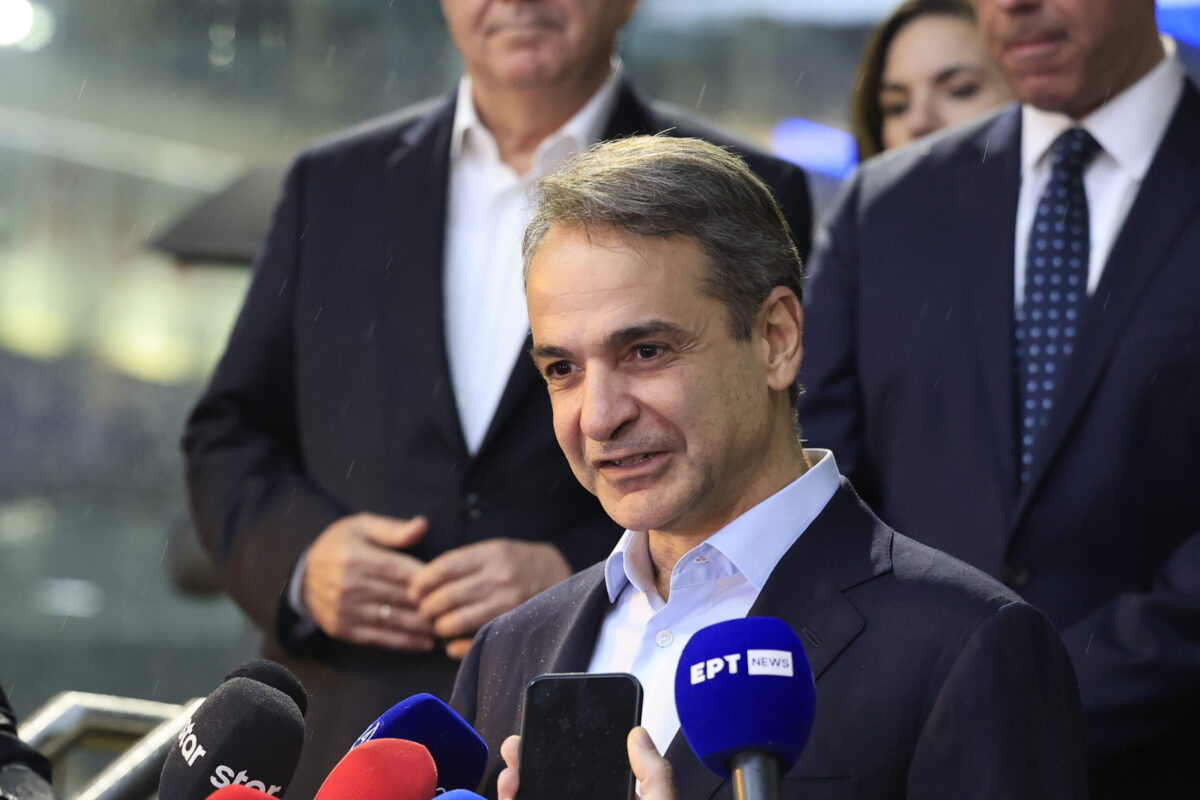 O Μητσοτάκης πίνει καφέ σε κατάστημα πρώην άνεργης που αξιοποίησε το πρόγραμμα ΔΥΠΑ (VIDEO)