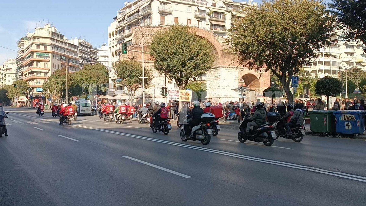 Θεσσαλονίκη: Μοτοπορεία διανομέων στο πλαίσιο της πανελλαδικής απεργίας (ΦΩΤΟ+VIDEO)
