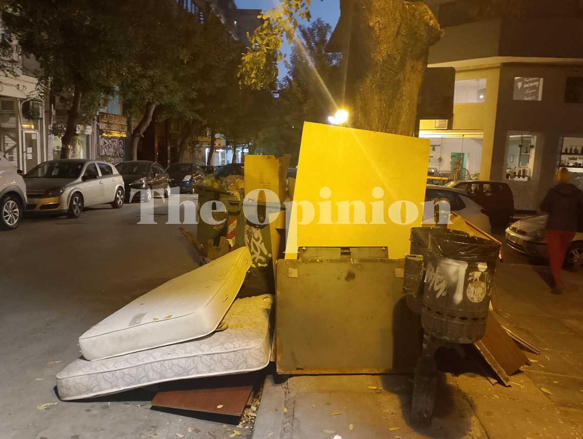 Ασυνείδητοι συνεχίζουν να πετούν ογκώδη στα πεζοδρόμια της Θεσσαλονίκης (ΦΩΤΟΡΕΠΟΡΤΑΖ)