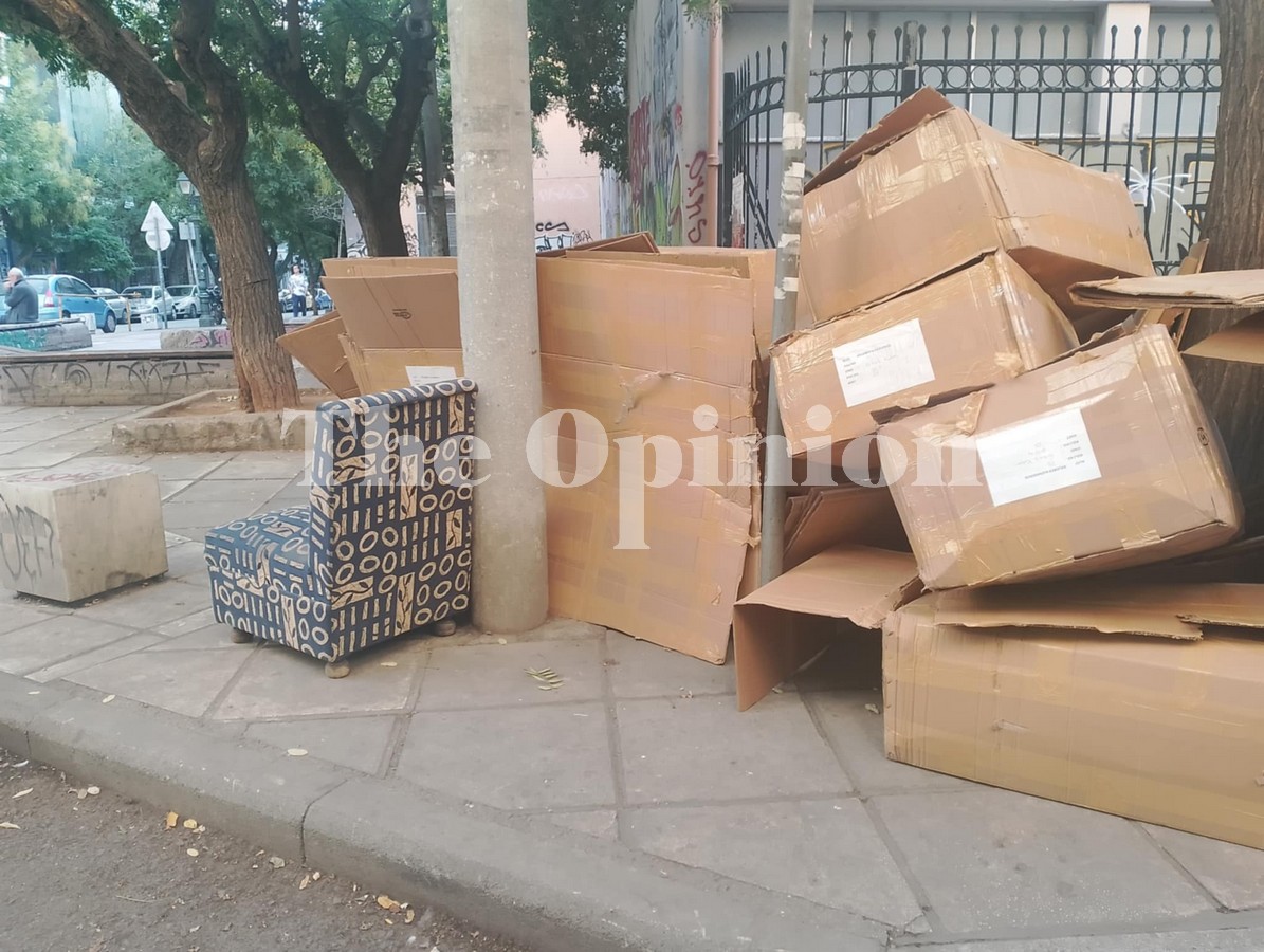 Ασυνείδητοι συνεχίζουν να πετούν ογκώδη στα πεζοδρόμια της Θεσσαλονίκης (ΦΩΤΟΡΕΠΟΡΤΑΖ)