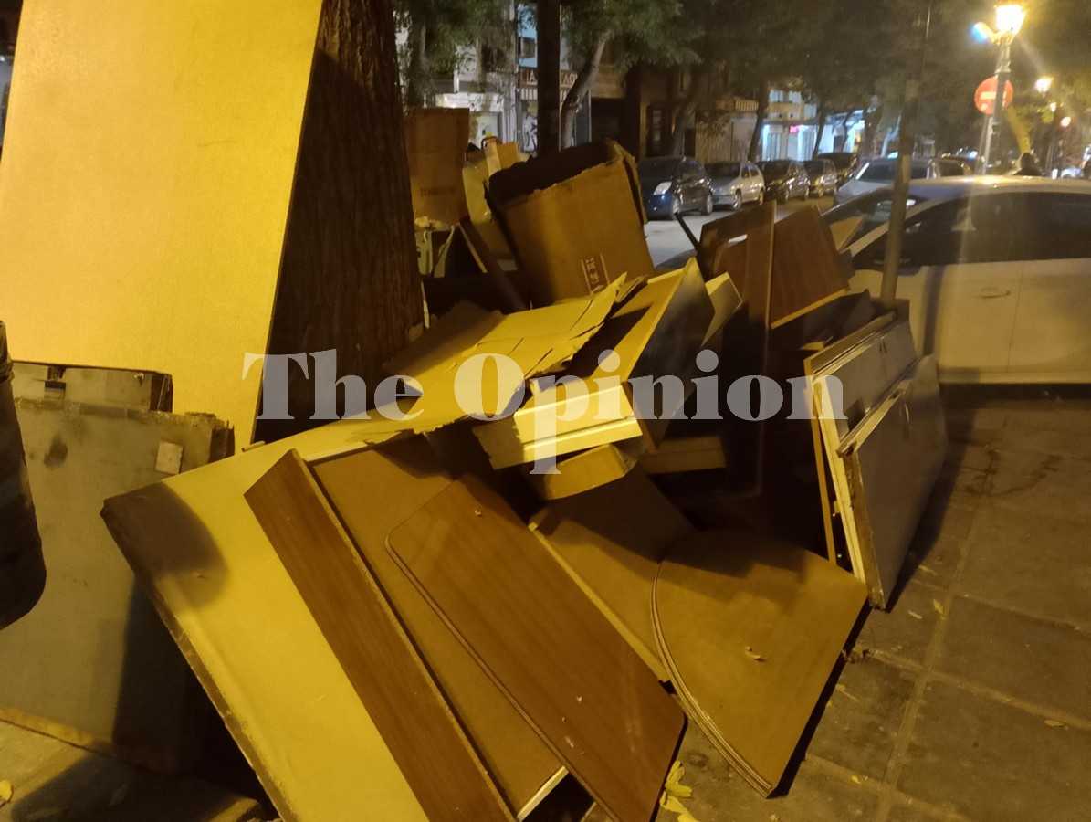 Ασυνείδητοι συνεχίζουν να πετούν ογκώδη στα πεζοδρόμια της Θεσσαλονίκης (ΦΩΤΟΡΕΠΟΡΤΑΖ)
