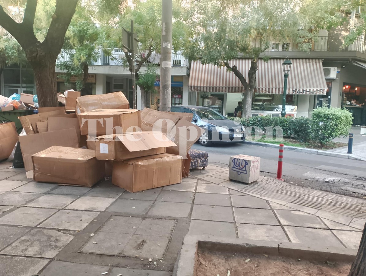 Ασυνείδητοι συνεχίζουν να πετούν ογκώδη στα πεζοδρόμια της Θεσσαλονίκης (ΦΩΤΟΡΕΠΟΡΤΑΖ)