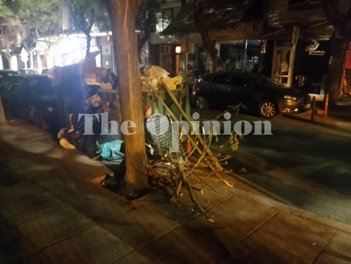 Ασυνείδητοι συνεχίζουν να πετούν ογκώδη στα πεζοδρόμια της Θεσσαλονίκης (ΦΩΤΟΡΕΠΟΡΤΑΖ)