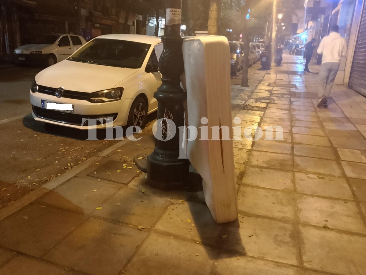 Ασυνείδητοι συνεχίζουν να πετούν ογκώδη στα πεζοδρόμια της Θεσσαλονίκης (ΦΩΤΟΡΕΠΟΡΤΑΖ)
