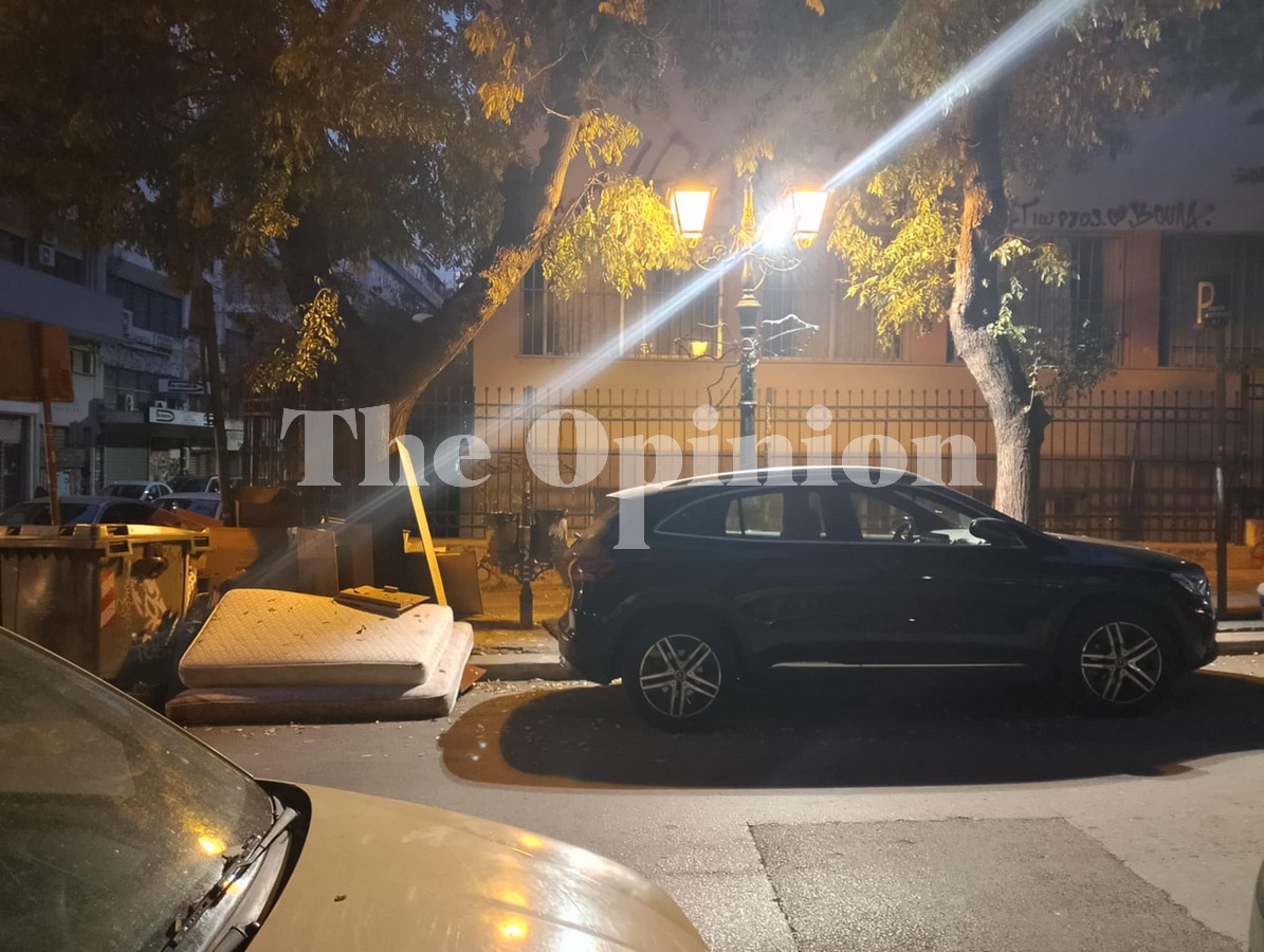 Ασυνείδητοι συνεχίζουν να πετούν ογκώδη στα πεζοδρόμια της Θεσσαλονίκης (ΦΩΤΟΡΕΠΟΡΤΑΖ)