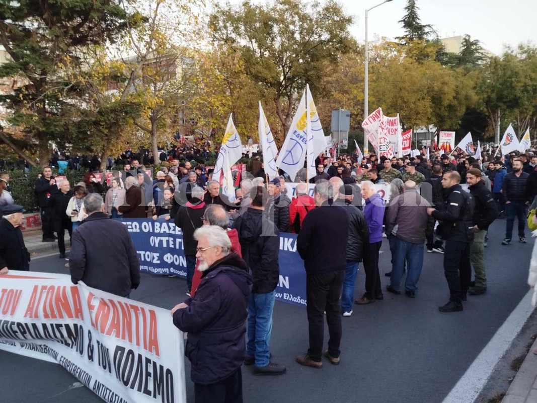 Θεσσαλονίκη: Με συνθήματα κατά του ιμπεριαλισμού και υπέρ της Παλαιστίνης ξεκίνησε η πορεία για το Πολυτεχνείο (ΦΩΤΟ+VIDEO)