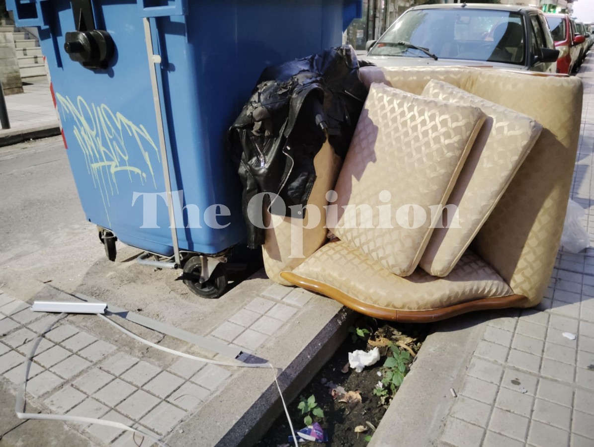 Ασυνείδητοι συνεχίζουν να πετούν ογκώδη στα πεζοδρόμια της Θεσσαλονίκης (ΦΩΤΟΡΕΠΟΡΤΑΖ)