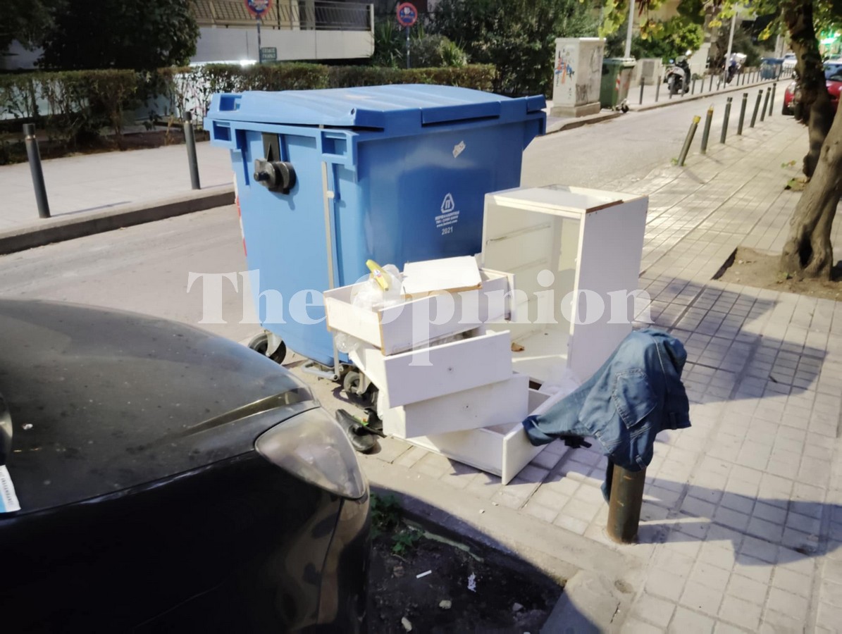 Ασυνείδητοι συνεχίζουν να πετούν ογκώδη στα πεζοδρόμια της Θεσσαλονίκης (ΦΩΤΟΡΕΠΟΡΤΑΖ)