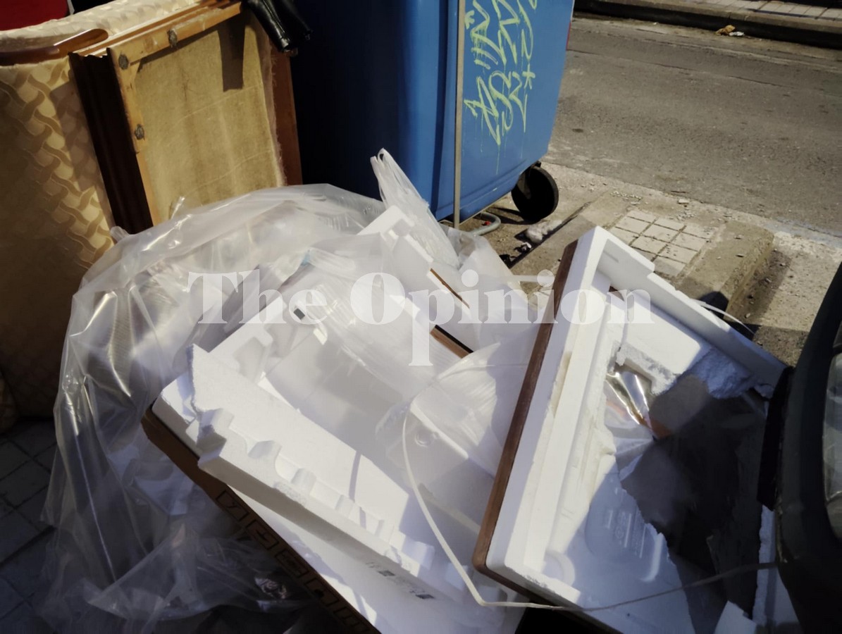 Ασυνείδητοι συνεχίζουν να πετούν ογκώδη στα πεζοδρόμια της Θεσσαλονίκης (ΦΩΤΟΡΕΠΟΡΤΑΖ)