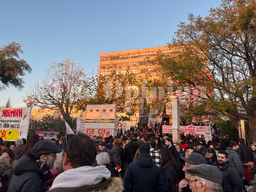 Θεσσαλονίκη: 51 χρόνια από την εξέγερση του Πολυτεχνείου – Η κοινωνία τιμά τους αγωνιστές (ΦΩΤΟ)