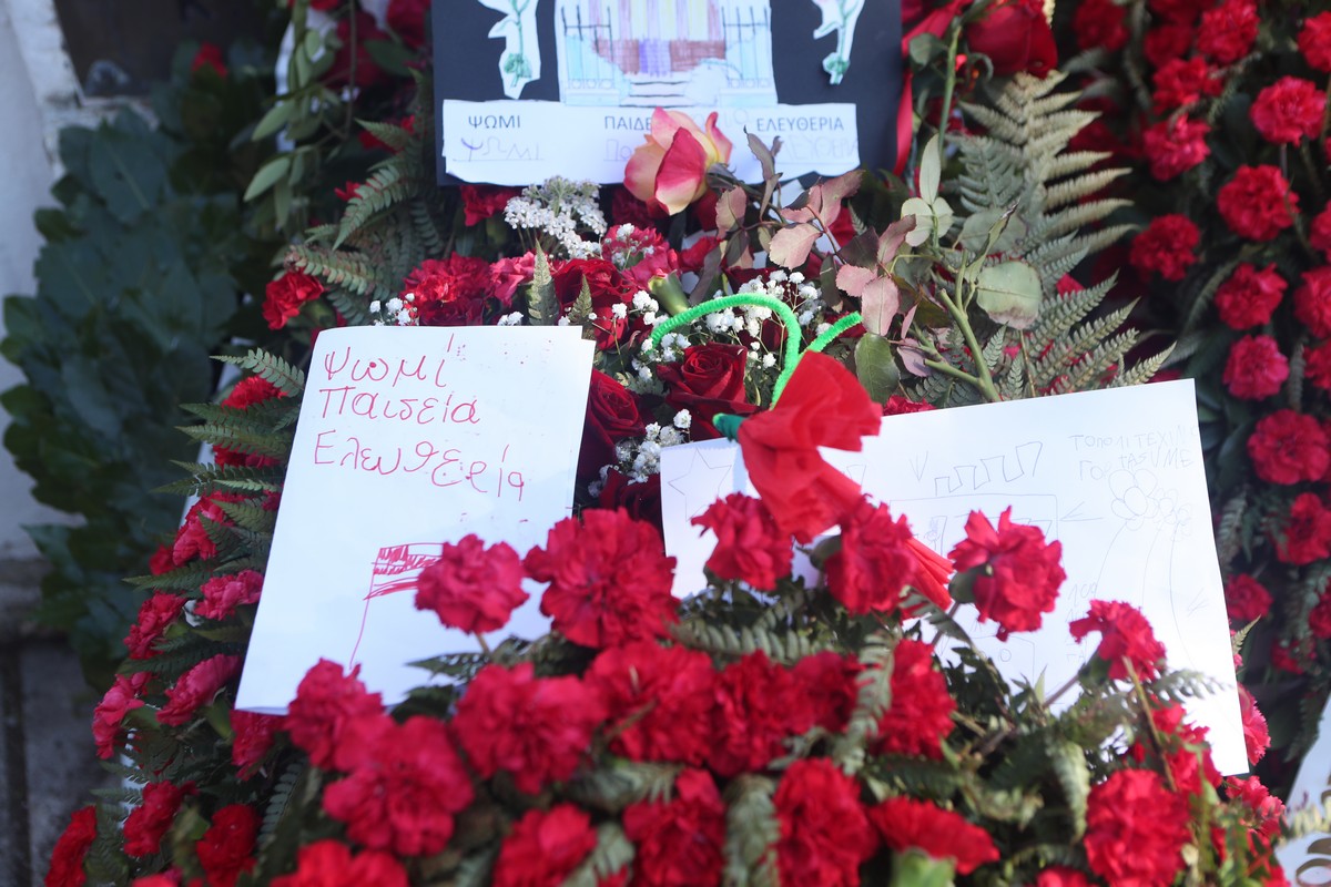 Η Θεσσαλονίκη τιμά την επέτειο εξέγερσης του Πολυτεχνείου (ΦΩΤΟ-VIDEO)