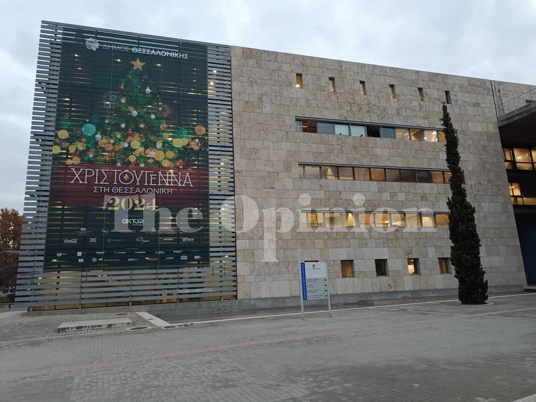 Η Θεσσαλονίκη… στολίζεται – Οι εορταστικές πινελιές και η τεράστια αφίσα στο δημαρχείο (ΦΩΤΟ)