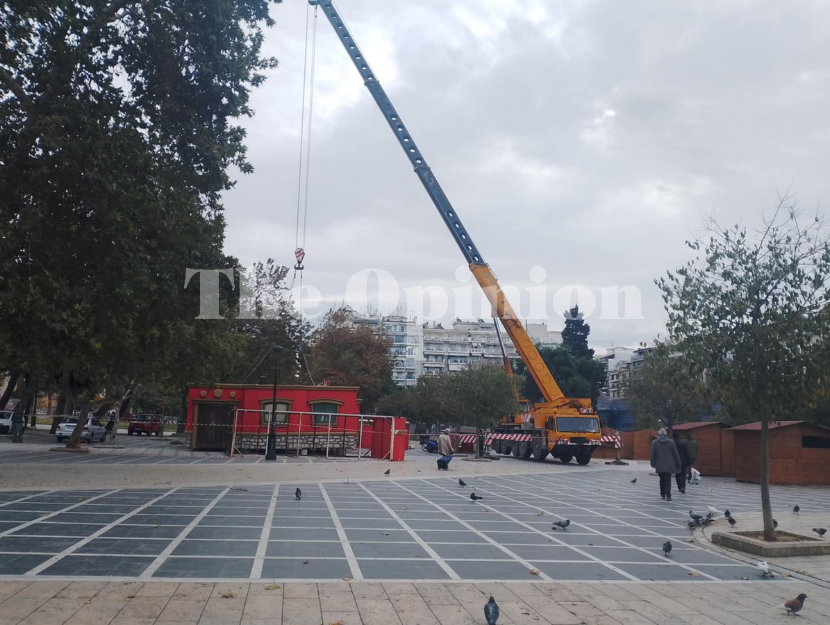 Στήνεται το χριστουγεννιάτικο χωριό στην Αριστοτέλους (ΦΩΤΟ)