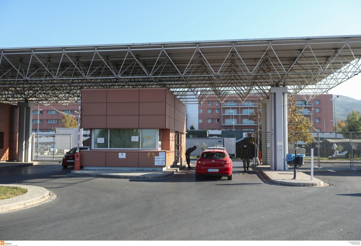 Θεσσαλονίκη: Απείλησαν με σύριγγες τους αστυνομικούς οι ληστές που μπήκαν στο σπίτι της 26χρονης – Τραυματίστηκε ο ένας