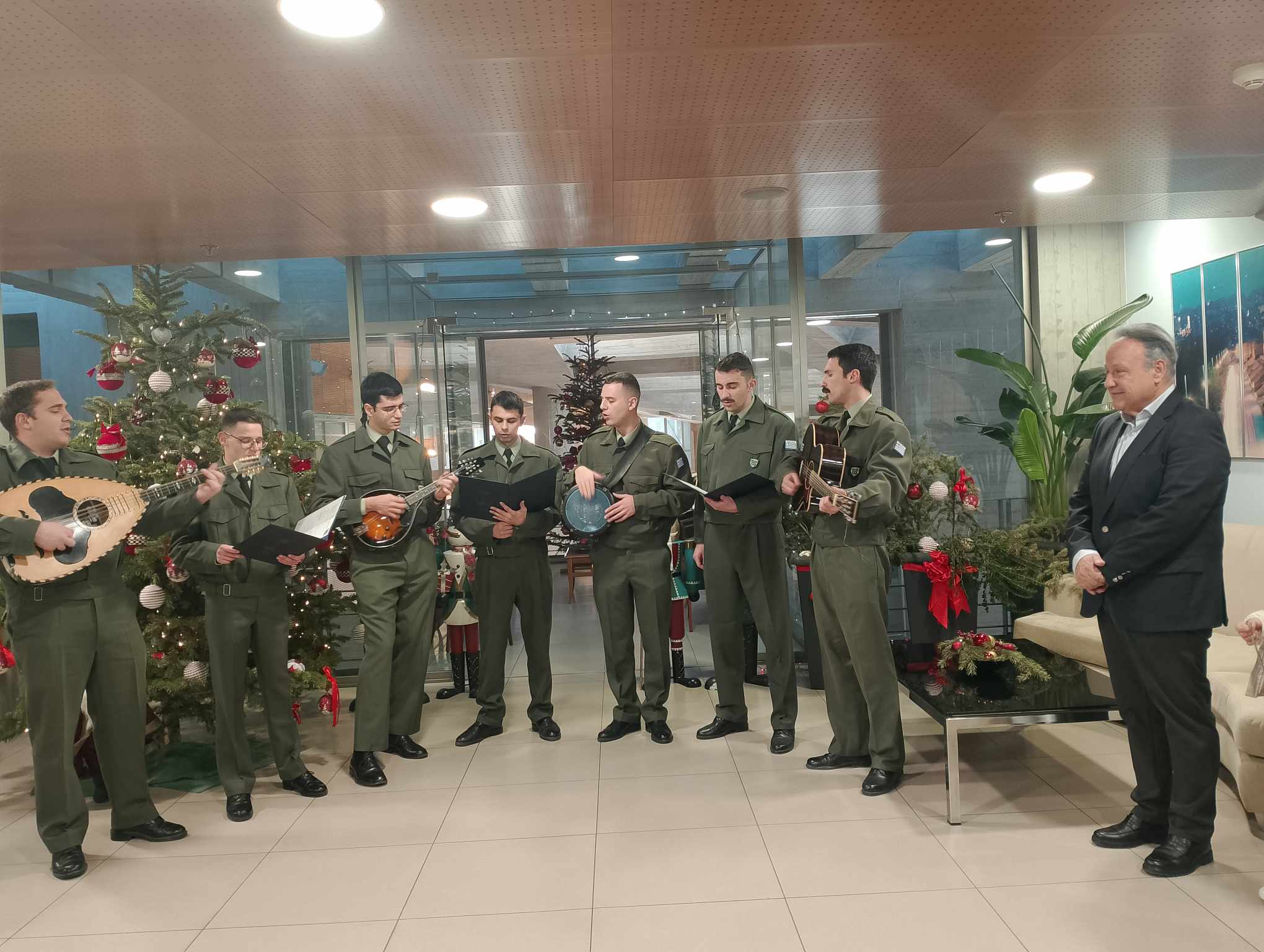 Κάλαντα για τον Δήμαρχο Θεσσαλονίκης (ΦΩΤΟ+VIDEO)