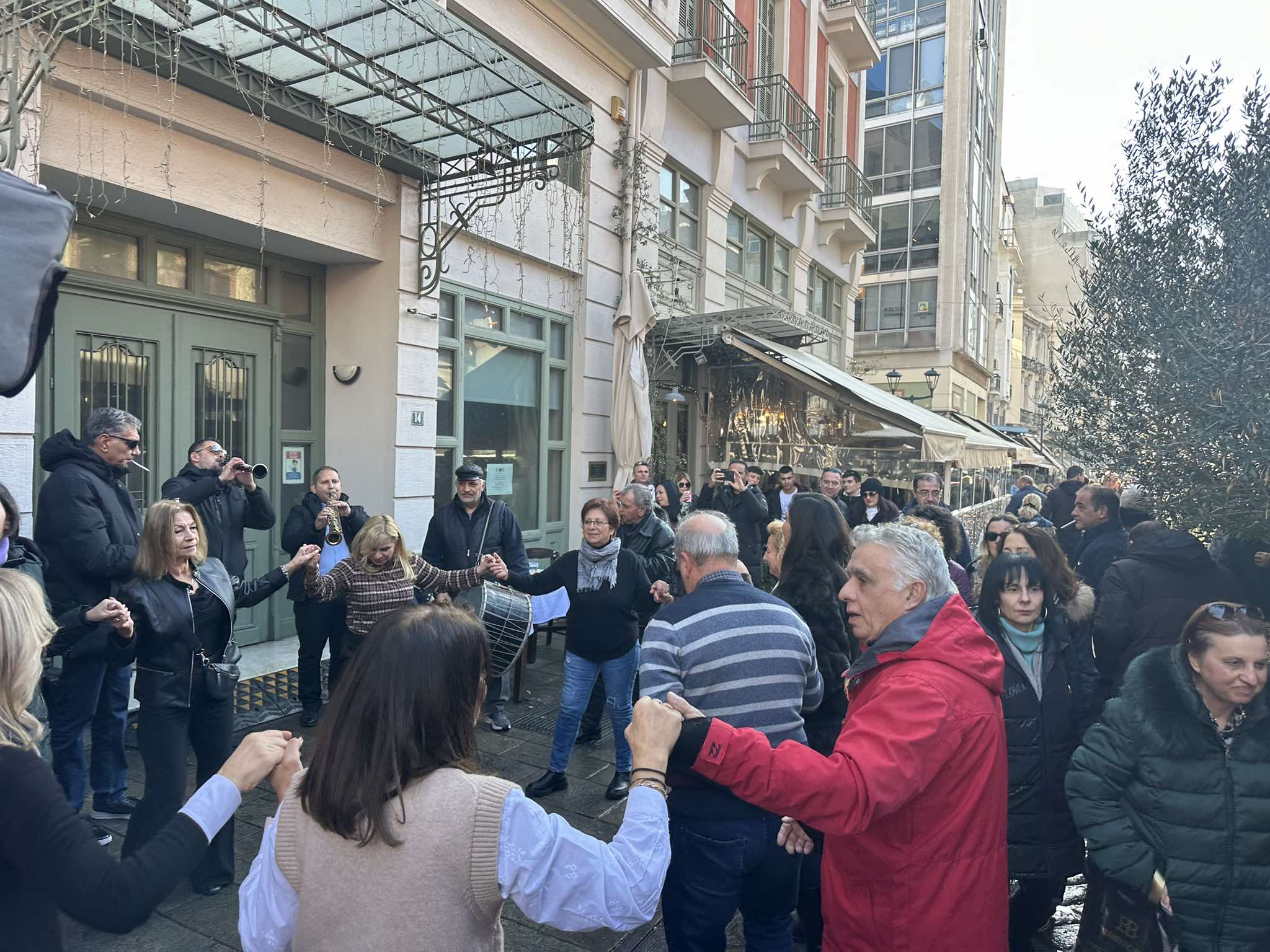 Γιορτή και Κέφι στο κέντρο της Θεσσαλονίκης – Χοροί Φαγητό και Ποτά στην Παραμονή Πρωτοχρονιάς