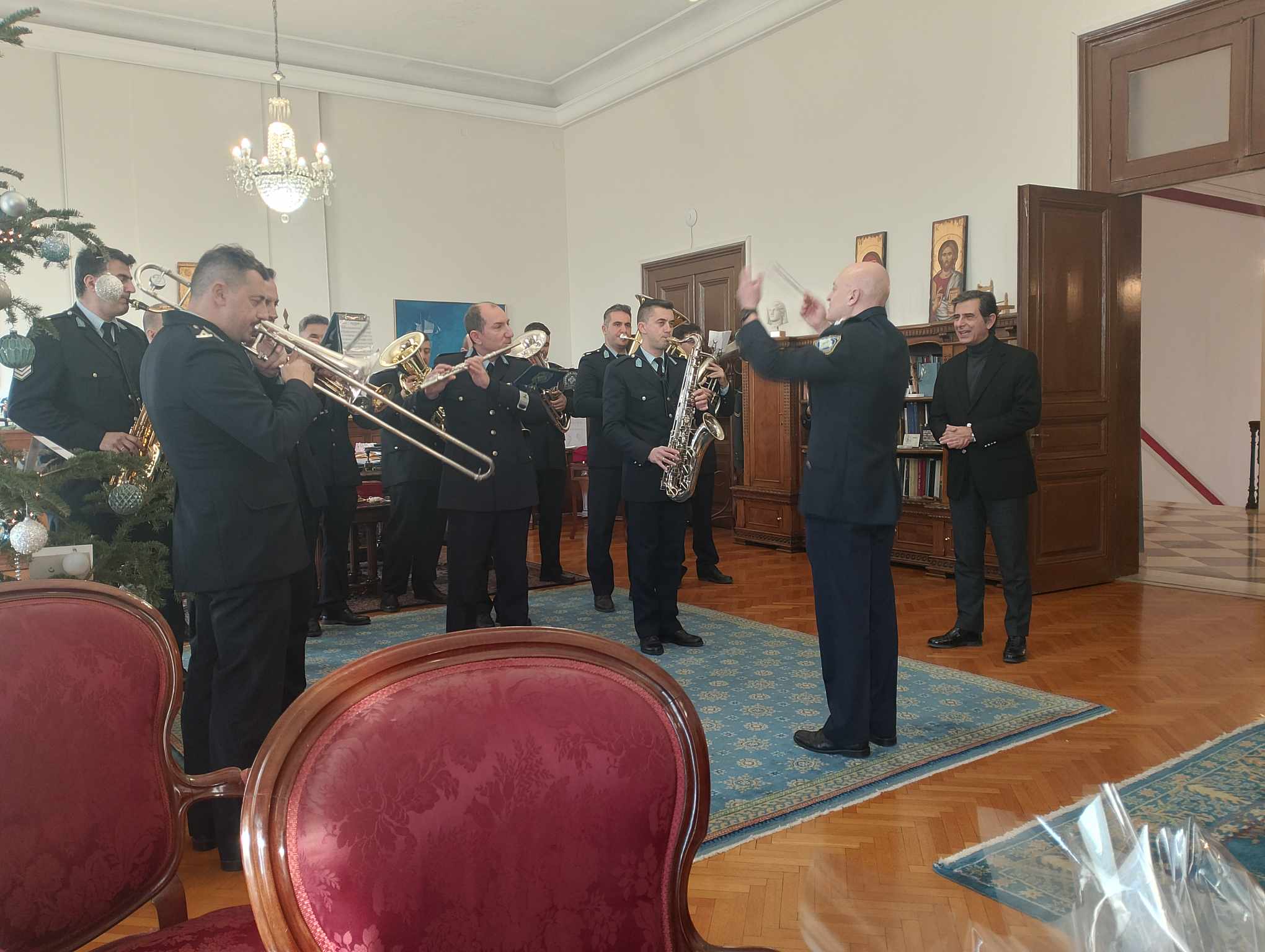 Κάλαντα και εορταστική ατμόσφαιρα στο Υπουργείο Μακεδονίας-Θράκης για την Πρωτοχρονιά