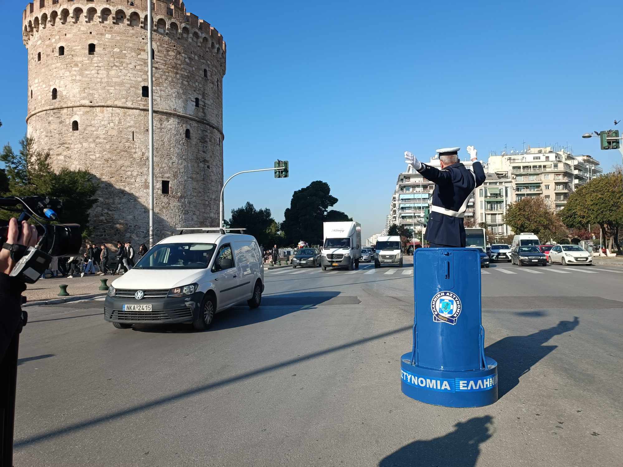 Η Παράδοση Επιστρέφει: Τροχονόμος Ρυθμίζει την Κυκλοφορία μπροστά από τον Λευκό Πύργο (ΦΩΤΟ+VIDEO)