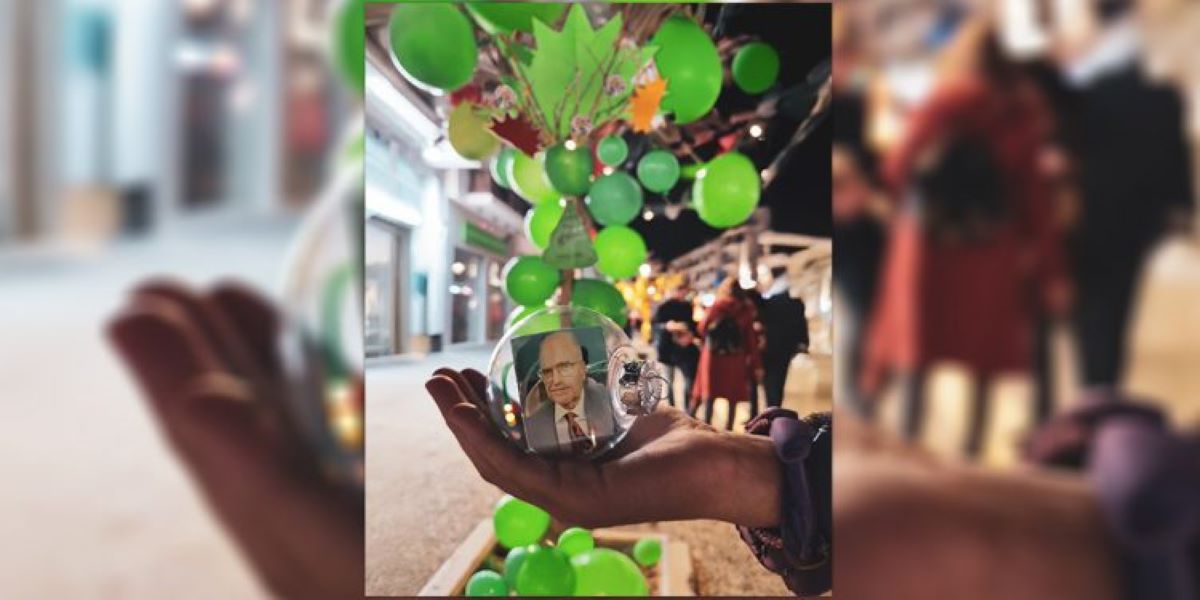 Στόλισαν χριστουγεννιάτικο δέντρο με θέμα το… «παλιό ΠΑΣΟΚ» (ΦΩΤΟ)