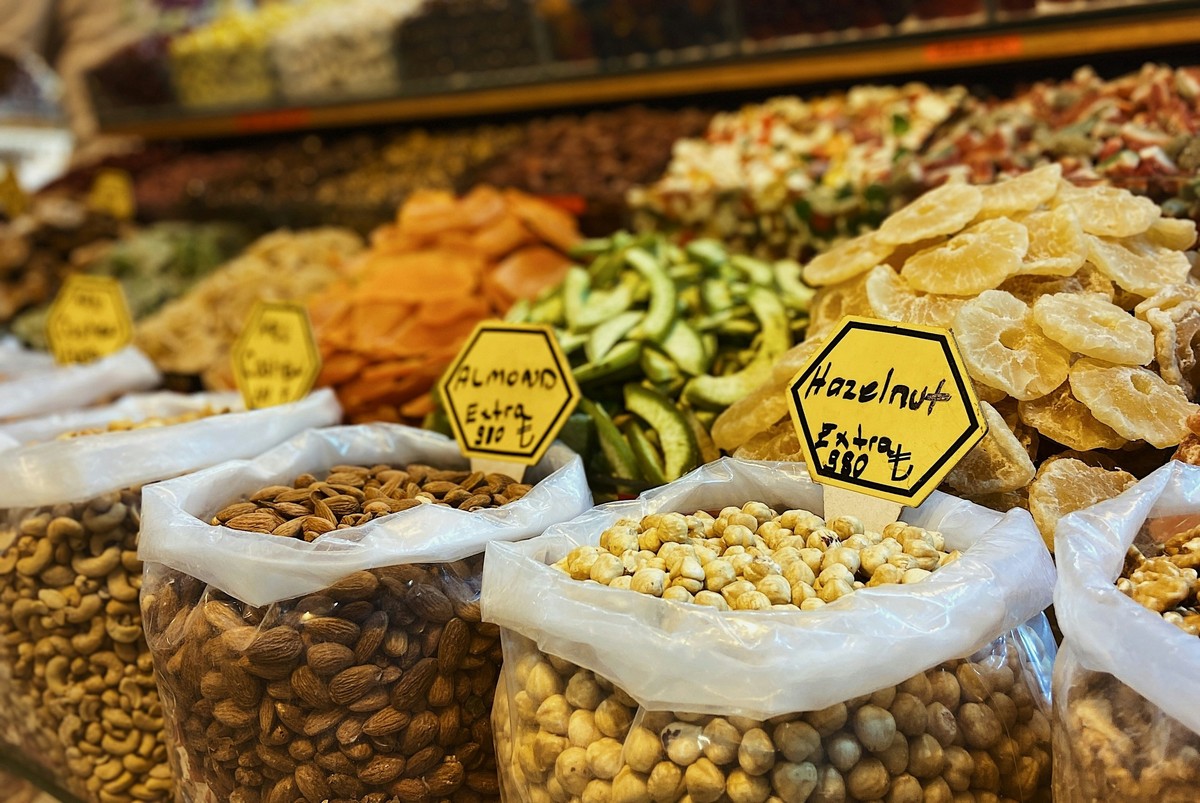 Η «άγνωστη» βιταμίνη που χαρίζει μακροζωία – 10 τροφές που την περιέχουν