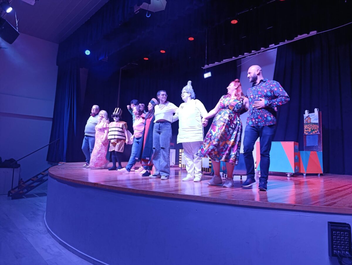 Δ. Ωραιοκάστρου: Εντυπωσίασε τα παιδιά η παράσταση «Πέσαμε απ’ τα σύννεφα» (ΦΩΤΟ)