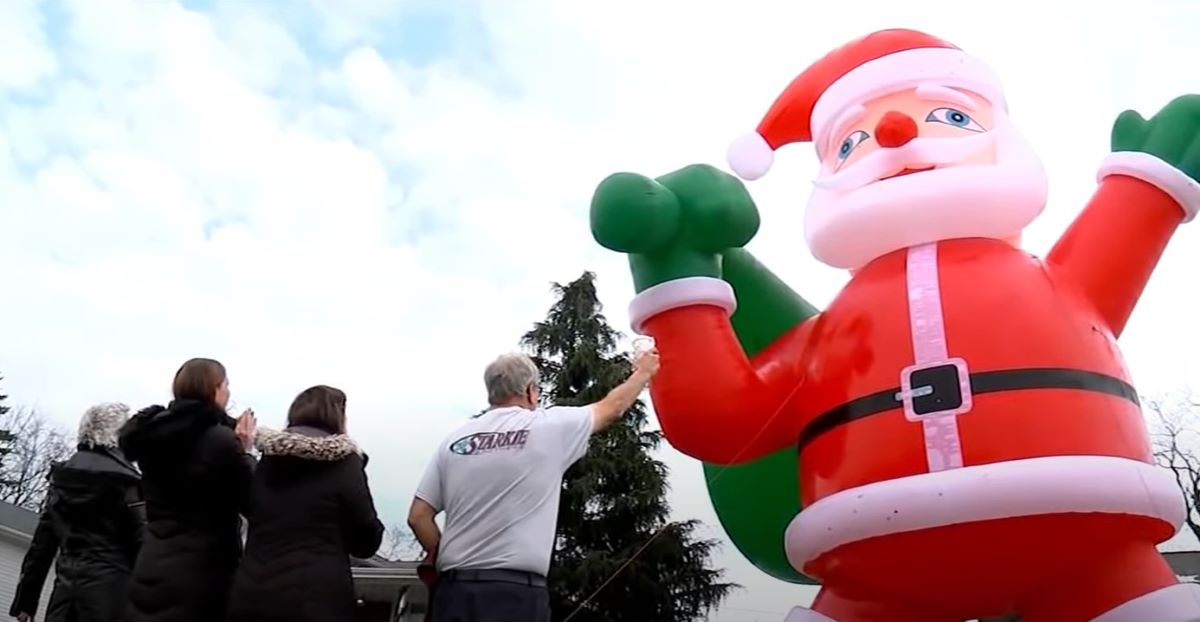 Γιγαντιαίος Άγιος Βασίλης φέρνει τη μαγεία των Χριστουγέννων – H… ελληνική συμμετοχή (VIDEO)