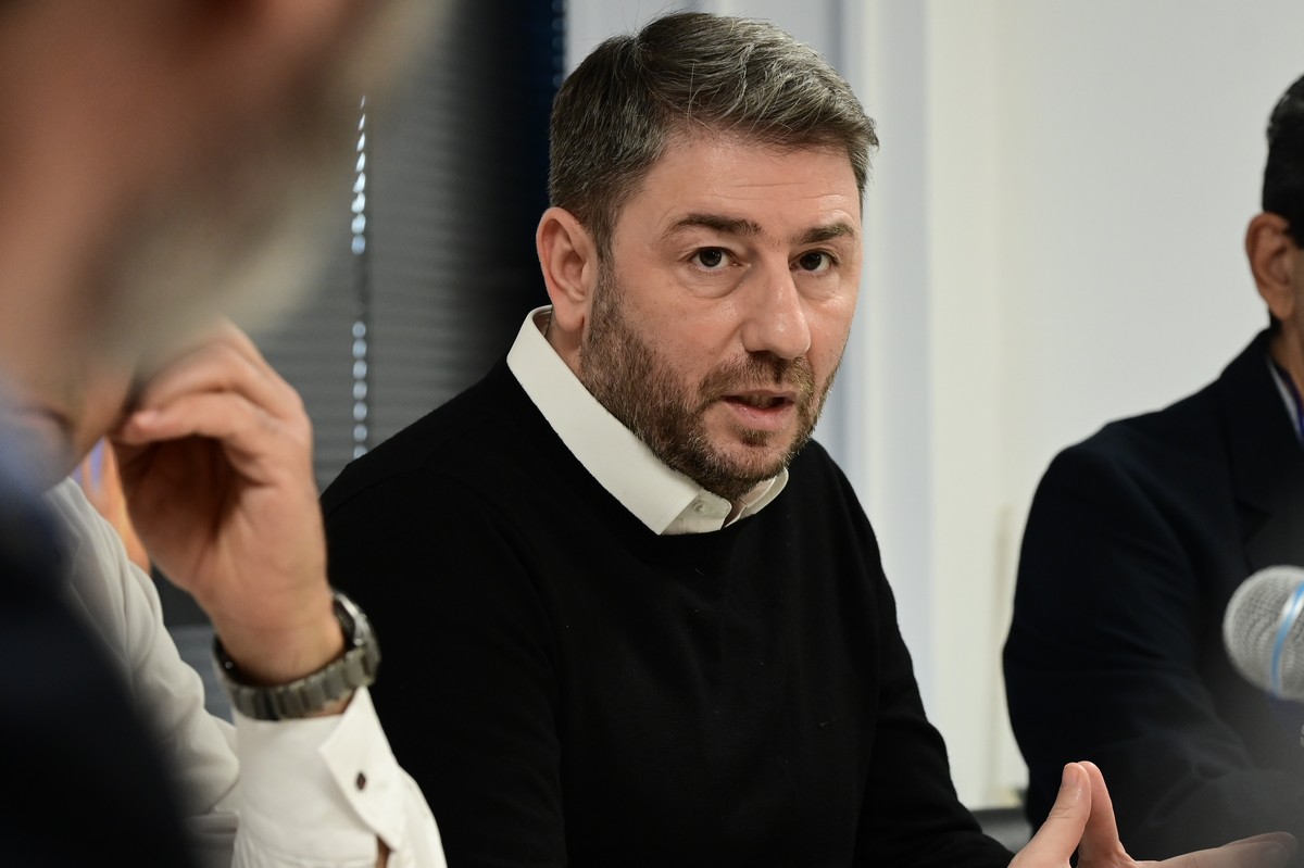 Το ΠΑΣΟΚ πιέζει, η κυβέρνηση νομοθετεί